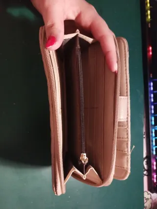 Cartera de mano acolchada beige