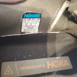 Zapatillas trail Hoka marrones y naranjas