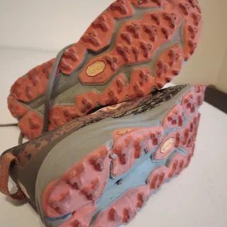 Zapatillas trail Hoka marrones y naranjas