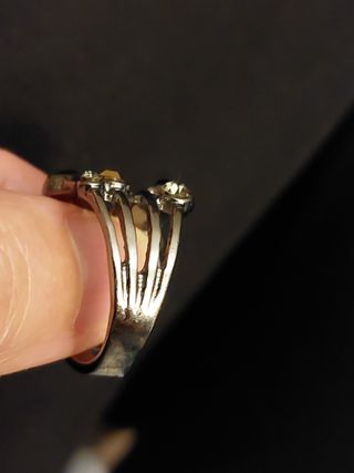 Anillo de acero con piedras azules y doradas