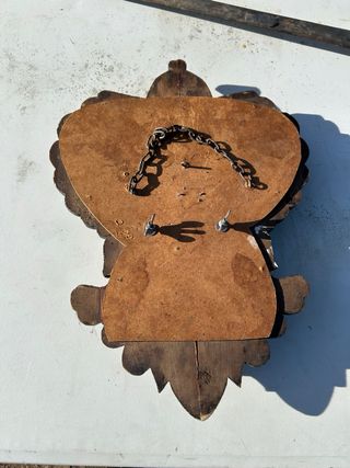 Escudo de madera con espadas.