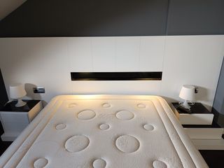 Somier, colchón, cabecero y mesitas