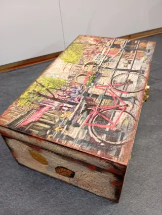 Caja de madera decorada artesanal