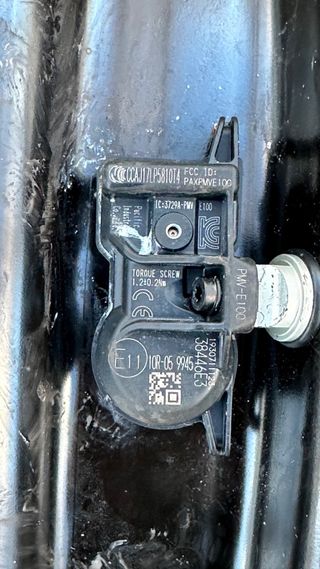 2 Llantas 15” Toyota.Sensores de presión.Tapacubos