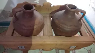 Cantarero de madera con 2 cántaros de terracota