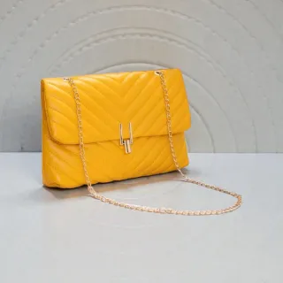Borsa a tracolla gialla con catena dorata