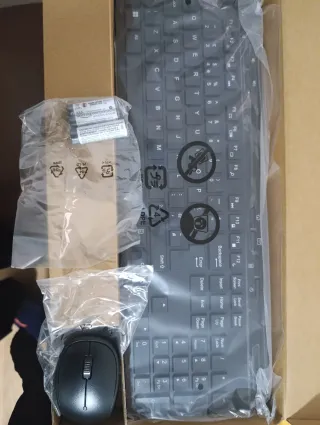 Teclado y Mouse Inalámbricos Negros Amazon basics