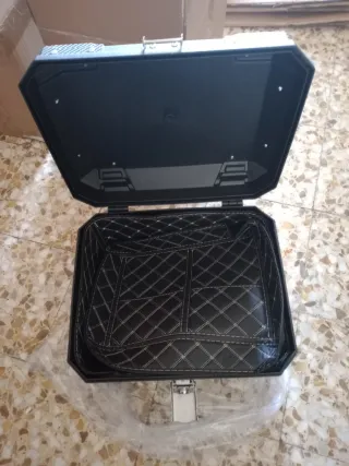 Baúl Moto 45L con Base y Respaldo
