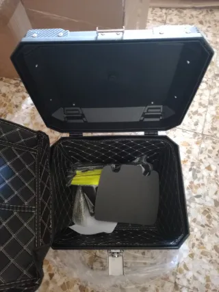 Baúl Moto 45L con Base y Respaldo