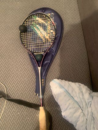Raqueta de tenis Wilson con 2 pelotas