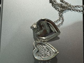 Colgante corazón plateado con cadena