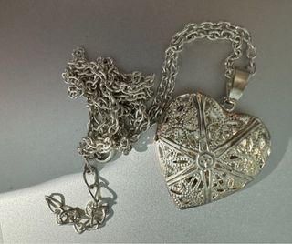 Colgante corazón plateado con cadena