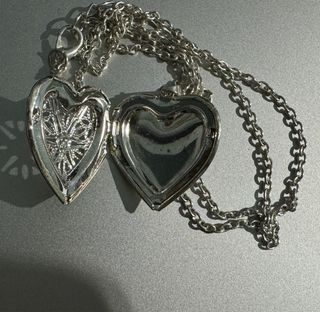 Colgante corazón plateado con cadena