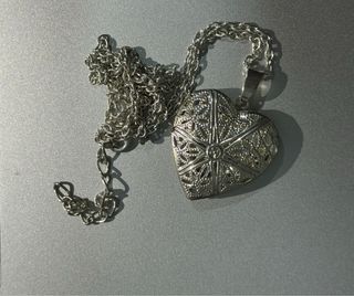 Colgante corazón plateado con cadena