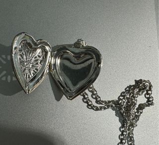 Colgante corazón plateado con cadena