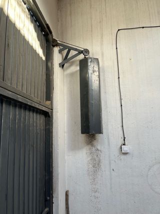 Puerta de garaje con acceso peatonal