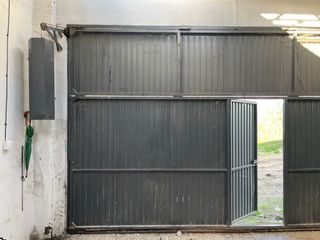 Puerta de garaje con acceso peatonal