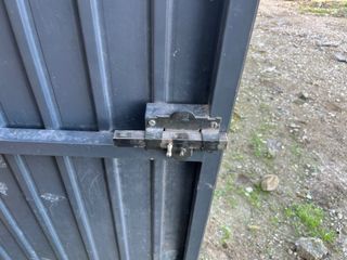 Puerta de garaje con acceso peatonal