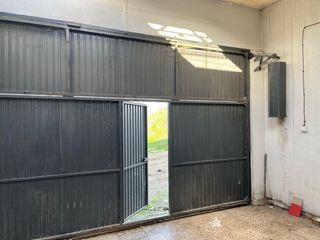 Puerta de garaje con acceso peatonal