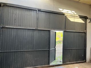 Puerta de garaje con acceso peatonal