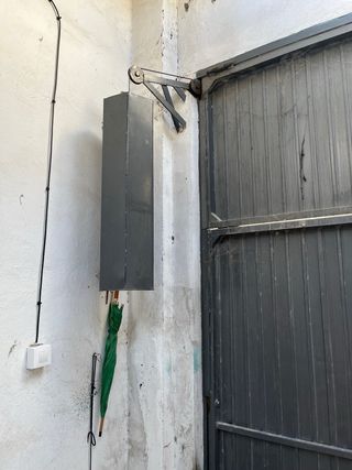 Puerta de garaje con acceso peatonal