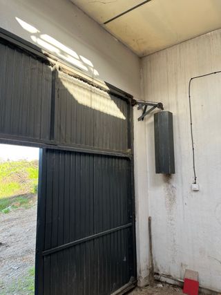 Puerta de garaje con acceso peatonal