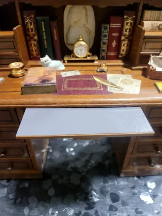 Miniatura escritorio de madera con libros