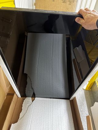 Mesa negra con patas de aluminio y tapa de cristal