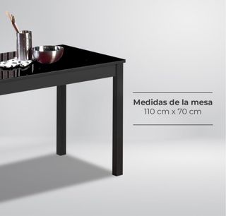 Mesa negra con patas de aluminio y tapa de cristal