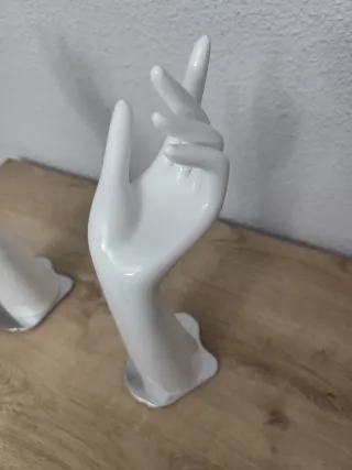 Manos expositoras de joyería