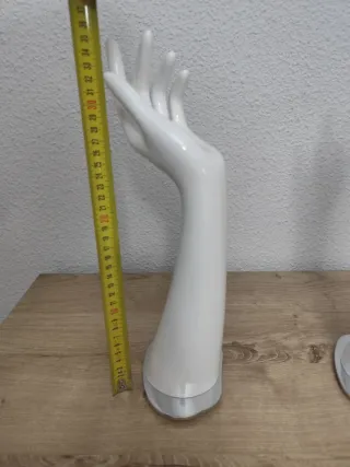 Manos expositoras de joyería