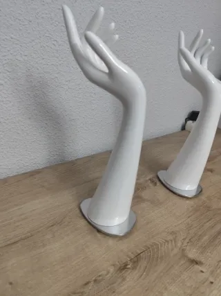 Manos expositoras de joyería