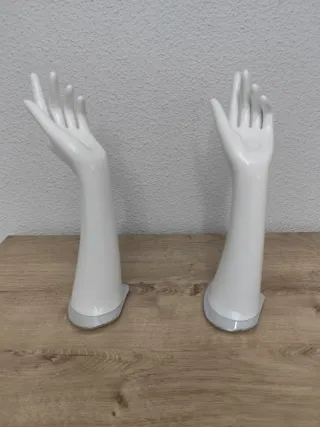 Manos expositoras de joyería