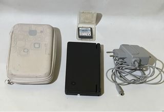 Nintendo DSi con accessori