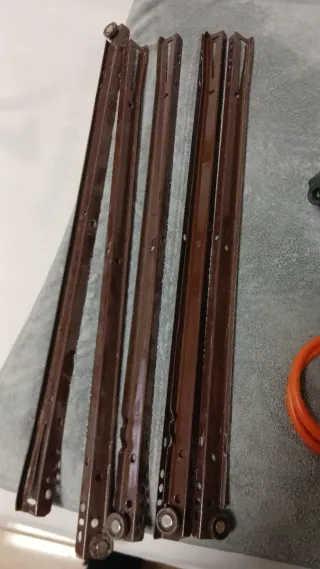 4 guías de cajón metálicas marrones