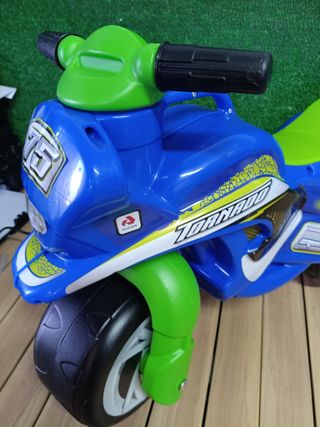 Feber - Correpasillos Moto Tundra Tornado con Decoración Permanente e Impermeable Recomendada Niños +18 Meses Color Azul y Verde