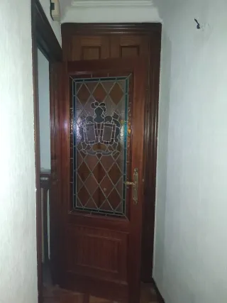 Puerta de madera con cristal emplomado