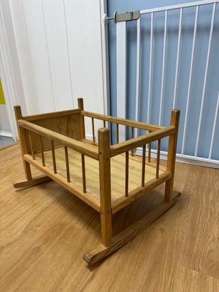 Cuna de madera para muñecas