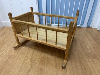 Cuna de madera para muñecas
