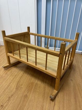 Cuna de madera para muñecas