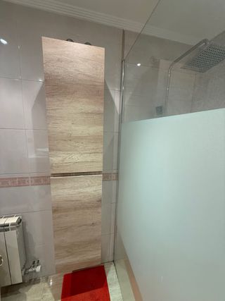 Mueble baño madera y mampara cristal