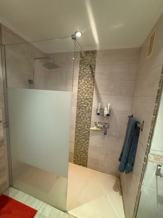 Mueble baño madera y mampara cristal