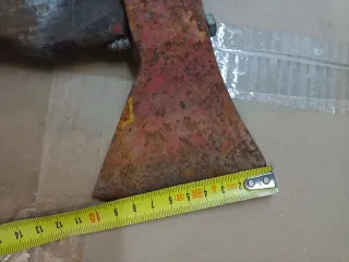 Hacha de campo antigua