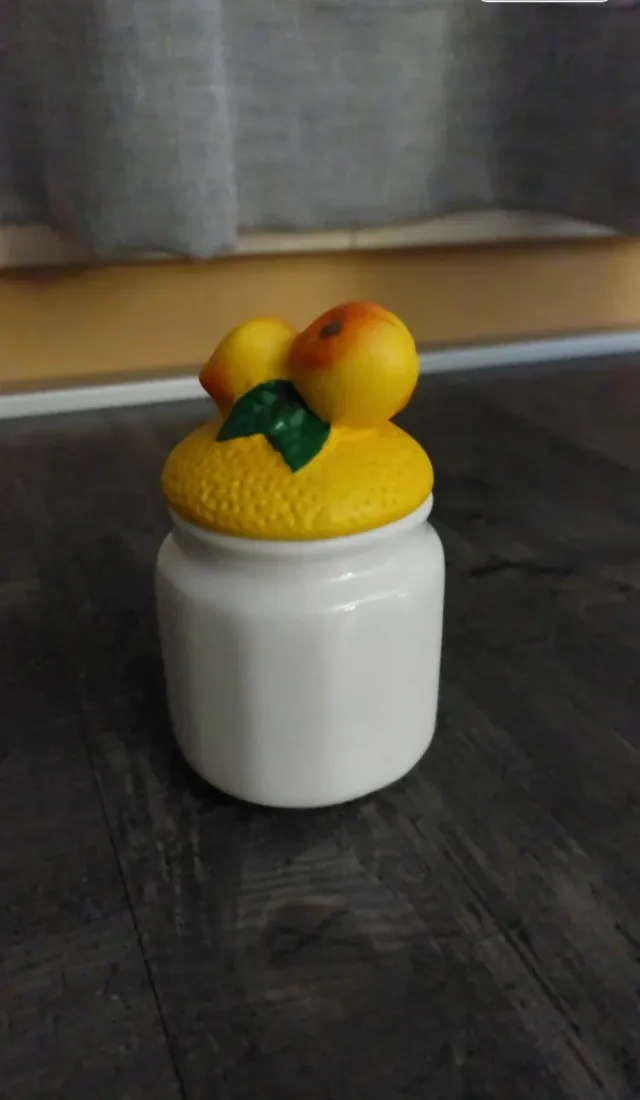 Contenitore in ceramica decorato frutta