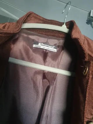 Abrigo marrón estilo militar