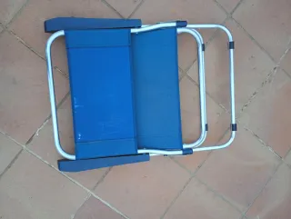 Silla plegable azul con ancla