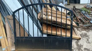 Puerta de hierro con barrotes