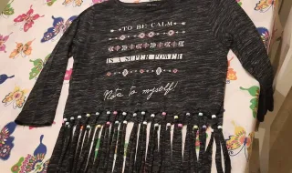 Camiseta gris con flecos y abalorios