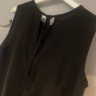 Blusa negra sin mangas talla S