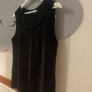 Blusa negra sin mangas talla S